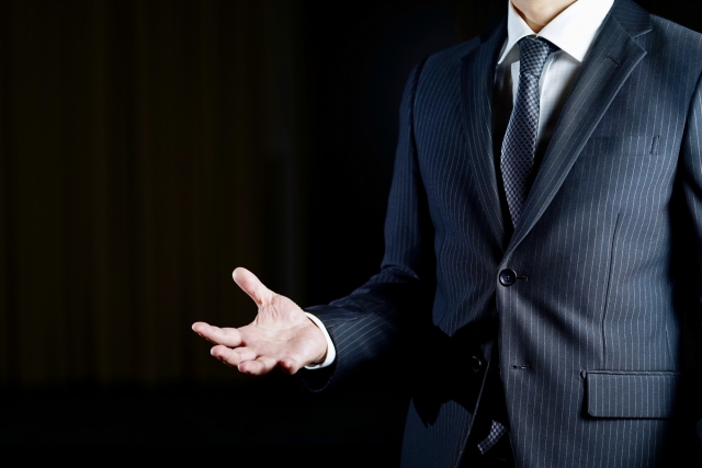 男性がプレゼンをしている様子