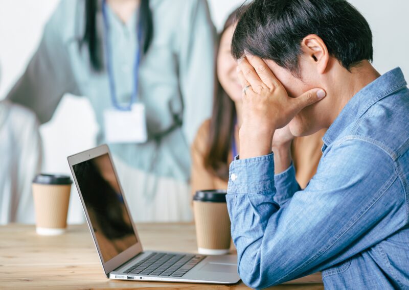 パワポのフリーズに頭を悩ませる男性